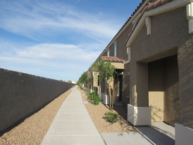 Foto del edificio - 3 Bedroom Townhome located near Nellis Base!