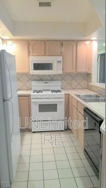 Building Photo - 3285 N Hedgewood Dr