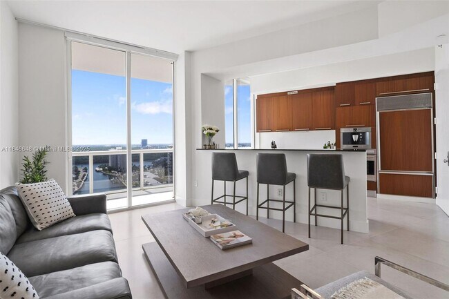 Foto del edificio - 15811 Collins Ave