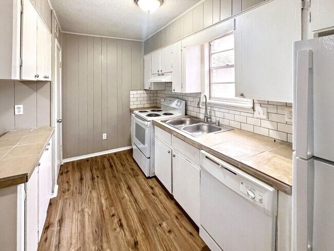 Building Photo - 8917 Tanya Dr