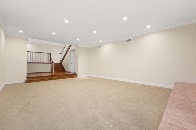 Foto del edificio - This stunning 5 Bed / 3 Bath Home South of Ventura Boulevard with pool and panoramic views is now...