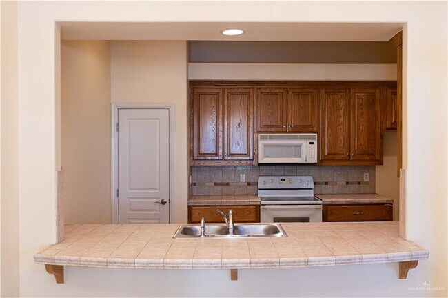 Building Photo - 800 Sunset Dr