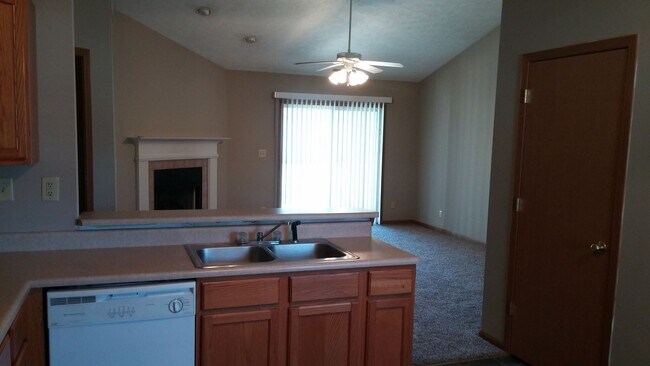 Building Photo - 2 bedroom 2 bath duplex with Open Floor Plan