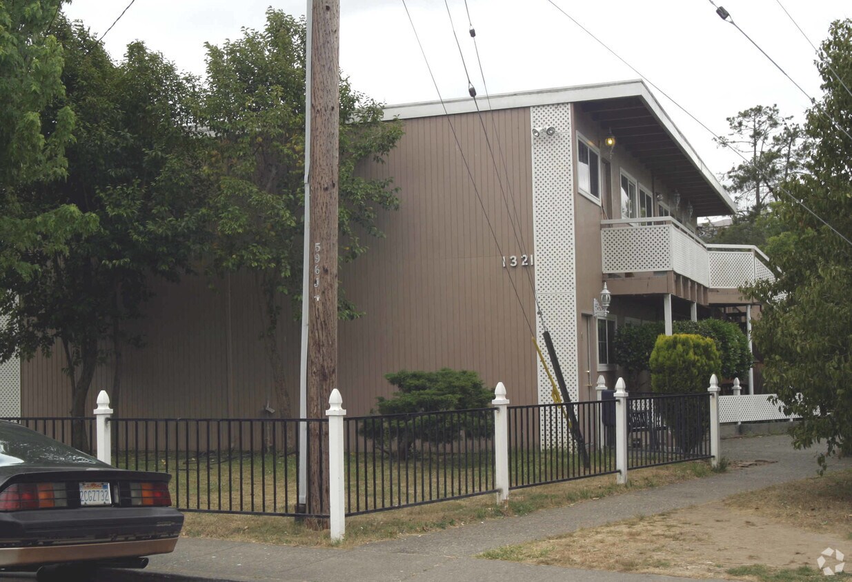 Foto del edificio - 1321 Leafwood Dr