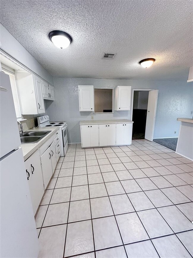 Building Photo - 106 Oak St