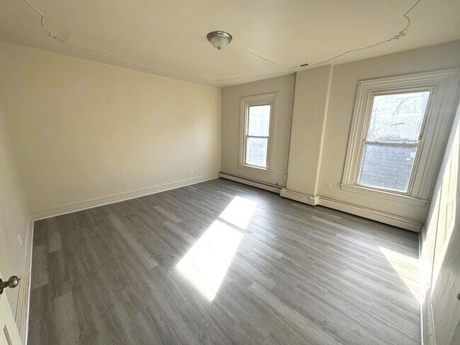 Building Photo - Spacious 3 Bedroom Apartment