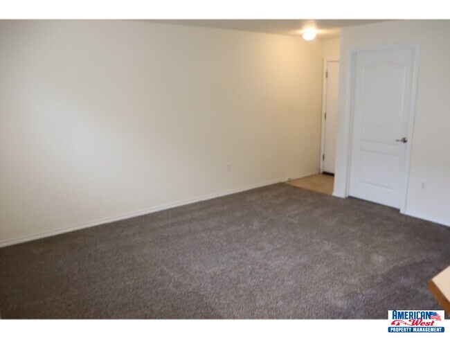 Building Photo - Clean 2 bedroom 2 bath apartment on the ma...