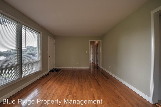 Building Photo - 908 Lane Dr