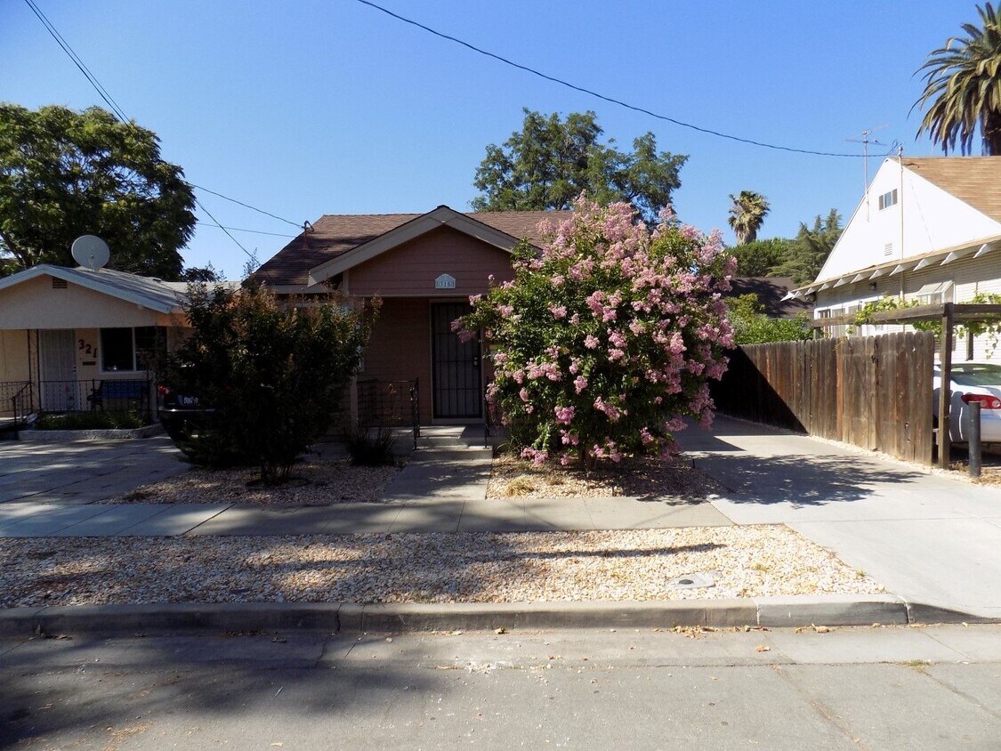 Single story 3 bedroom 2 bath home House Rental in Tracy, CA