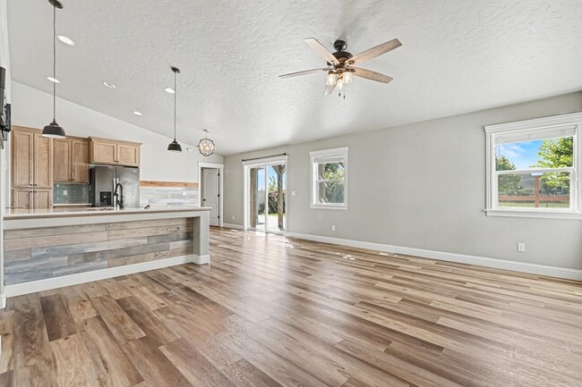 Building Photo - 1273 E Timber Trail Dr
