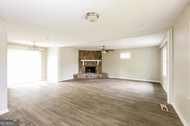 Building Photo - 454 Roxbury Dr