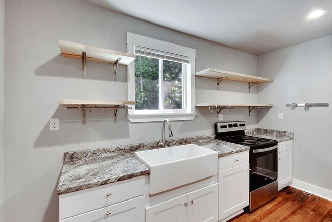 Building Photo - Renovated 2 Bedroom 2 Bath Duplex with Lar...