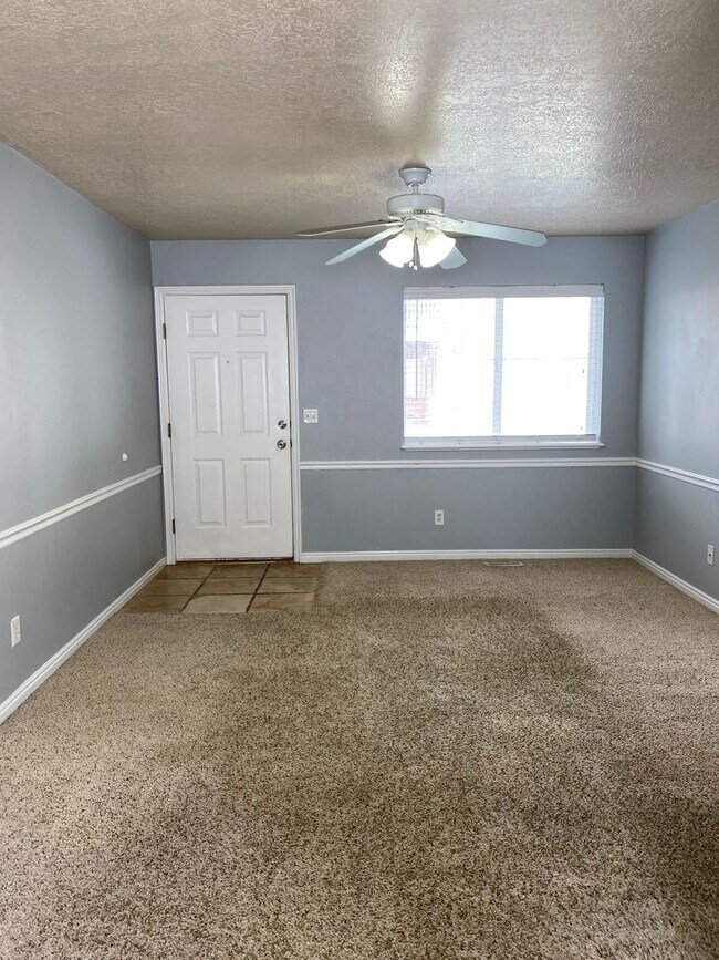 Foto del edificio - BRENTWOOD CONDO 2 Bed 1 Bath - THIS IS A LEASE TAKEOVER