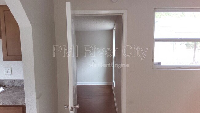 Foto del edificio - 2309 Lane Ave S