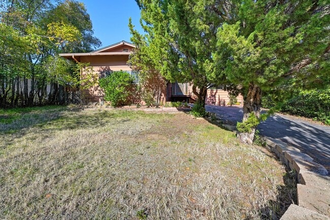 Building Photo - Prime location