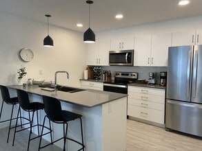 Building Photo - 254-254 Wellington Crescent