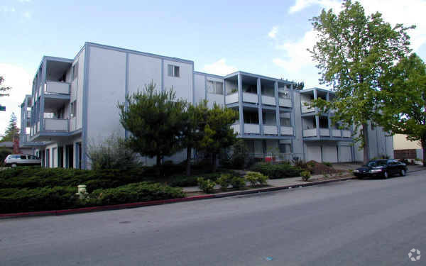 Building Photo - 690 Leahy St