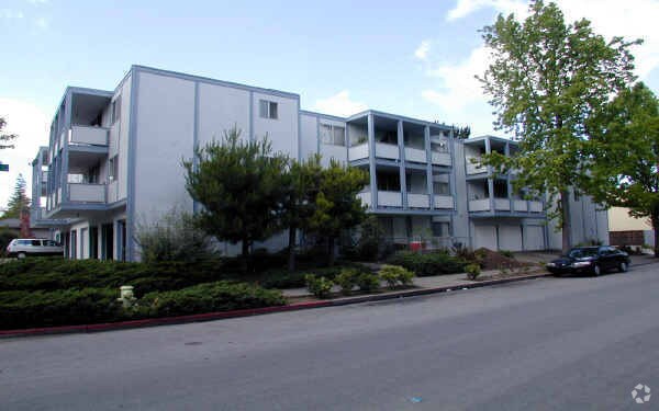 Foto del edificio - 690 Leahy St