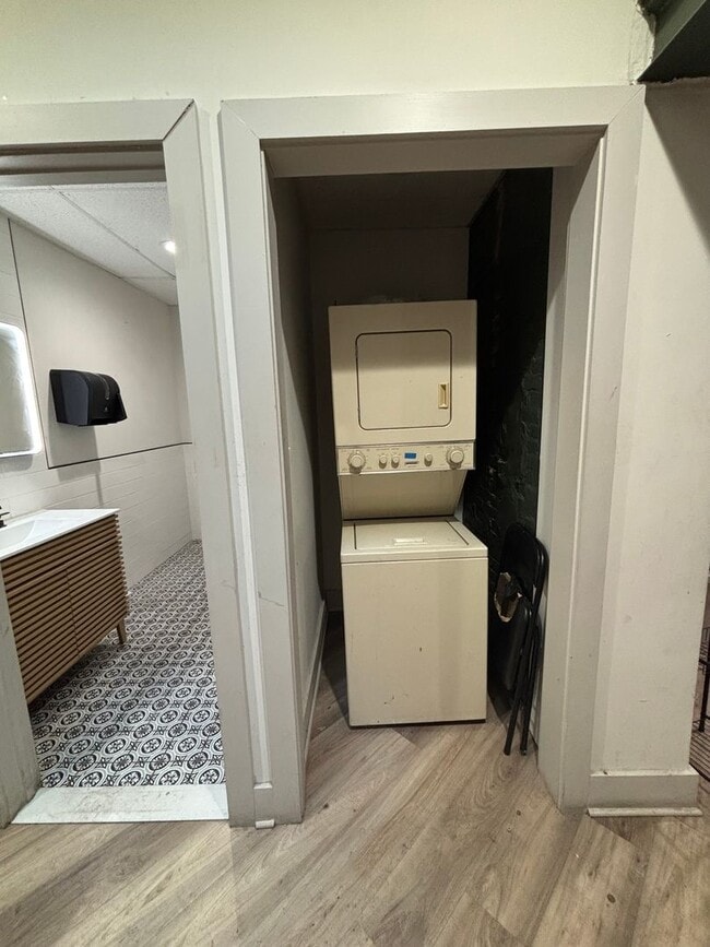 Building Photo - 318 N Charles St