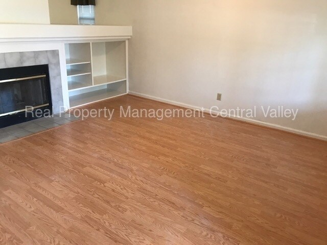 Foto del edificio - 1450 E J St