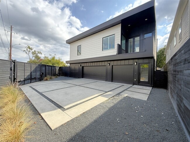 Building Photo - 1015 E 27th St