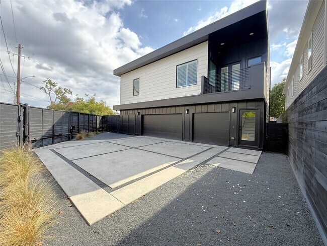 Photo - 1015 E 27th St House