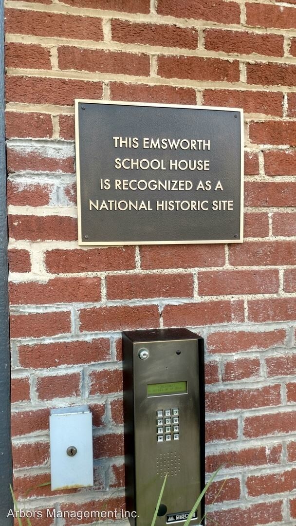 Building Photo - 2 br, 1.5 bath House - 10 Walnut Street #11