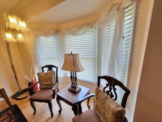 Building Photo - 305 Humble Rd