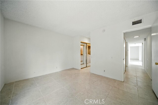 Foto del edificio - 75 Willow Tree Ln
