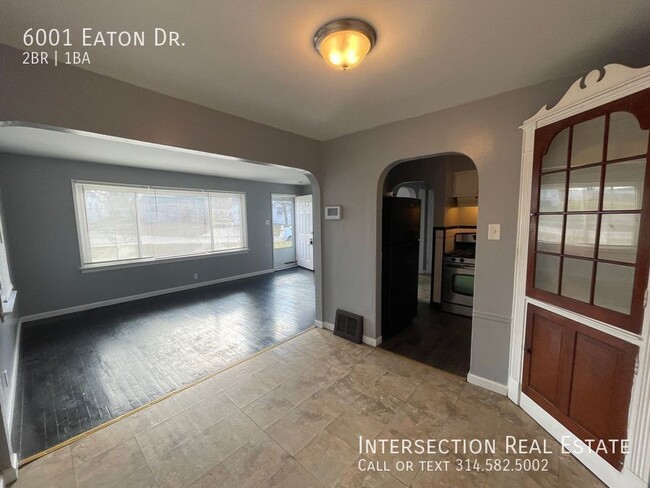 Building Photo - Adorable 2 Bed/1Bath Home w/Modern and Vin...