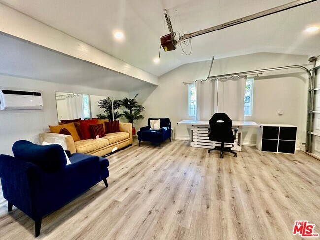 Foto del edificio - 22059 Ybarra Rd