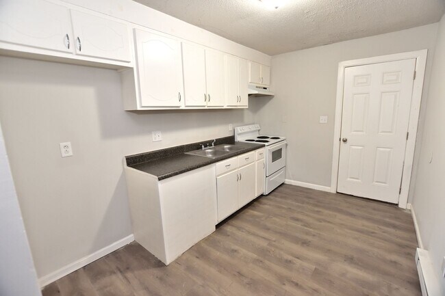 Building Photo - 1607 Charter Dr