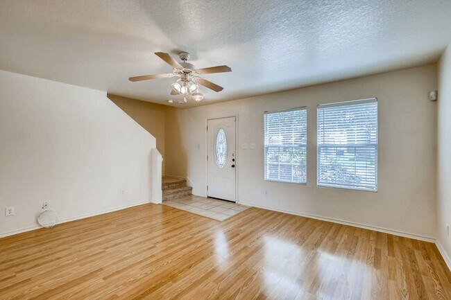 Foto del edificio - Only 10 miles from Randolph AFB & 6 miles from BAMC- Lawn Care Included!
