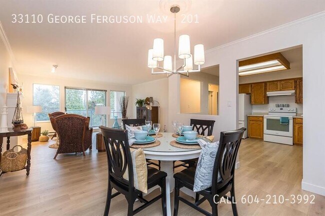 Photo du bâtiment - Updated 55+ Condo with Covered Parking