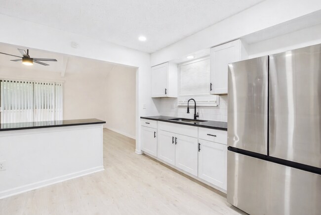 Foto del edificio - Stylishly Updated 4BR/3BA with Expansive Back Deck