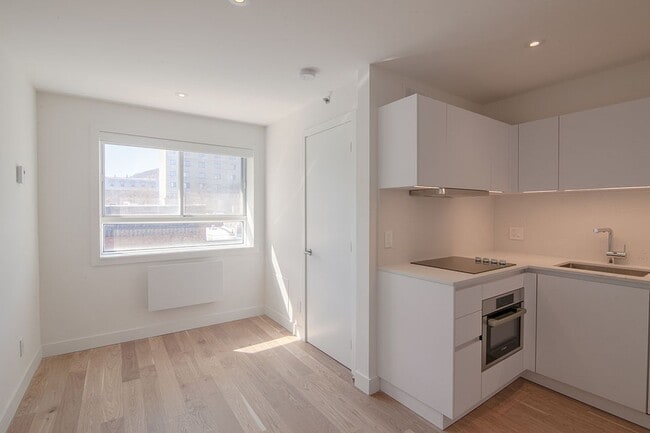 Building Photo - 25 Av des Pins O