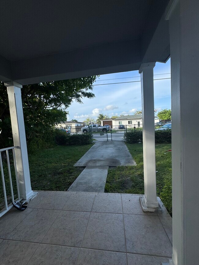 Foto del edificio - 22250 Miami Ave