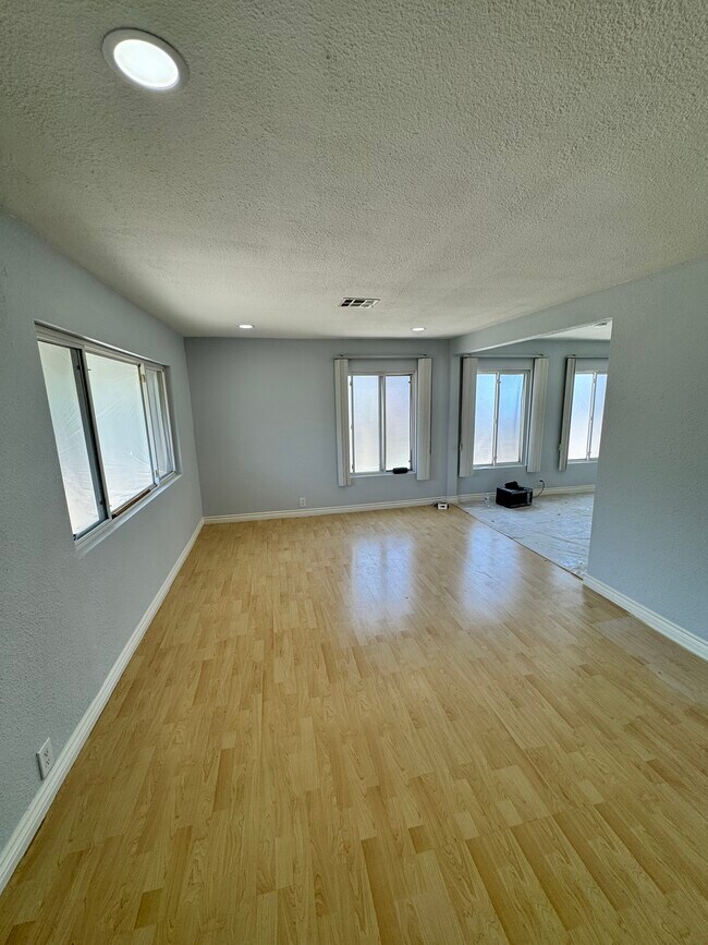 Living room - 14933 Sylvan St