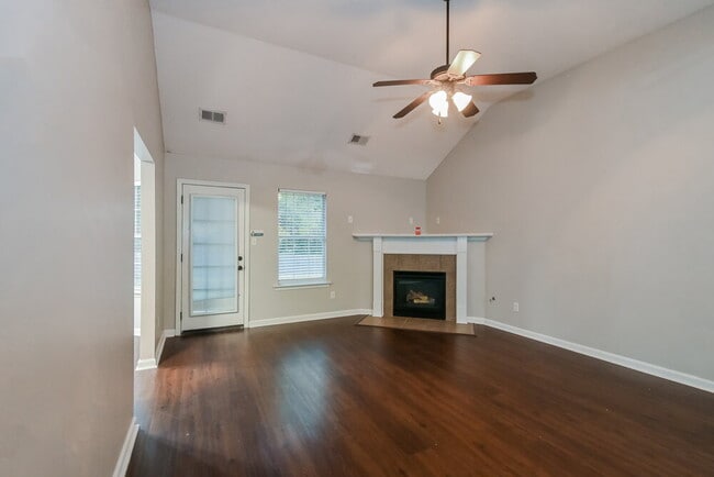 Building Photo - 87 Wren St