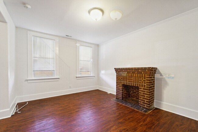 Building Photo - 3 bed 2 bath row home for rent