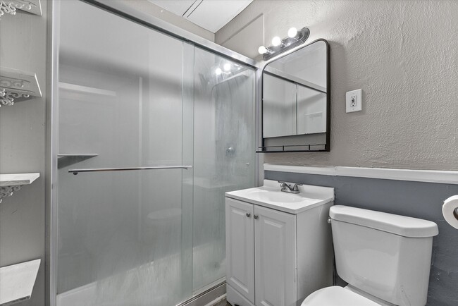 Foto del edificio - 1806 E Newberry Blvd