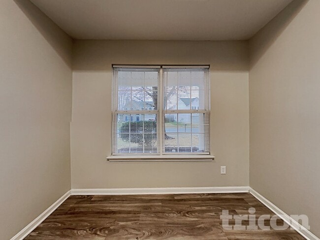 Foto del edificio - 7715 Hidden Creek Dr