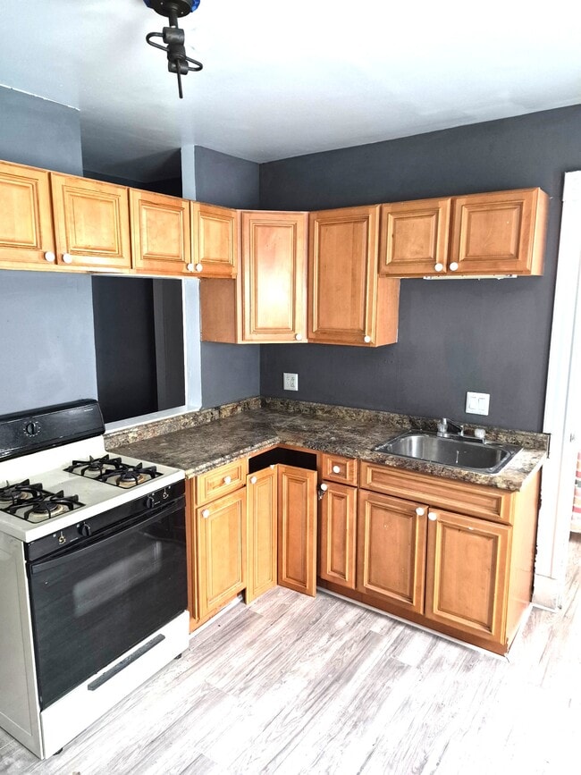 Building Photo - 223 W 16th St