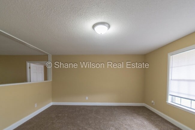 Building Photo - Large 4 BR / 2.5 BA home for lease in Rossville!