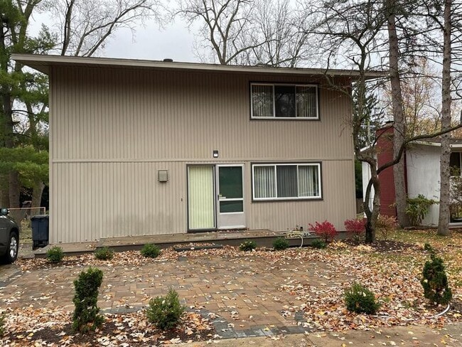 Building Photo - 1712 Traver Rd