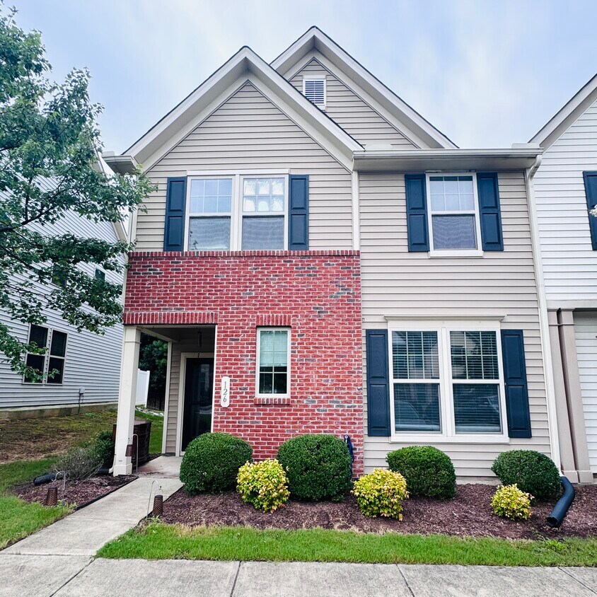 Foto principal - 126 Holly Berry Ln