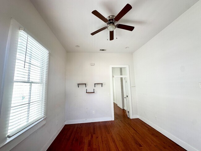 Foto del edificio - Beautiful! 1 Bedroom 1 Bath Duplex in Central City!
