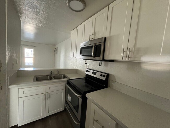 Foto del edificio - 9010 Tobias Ave