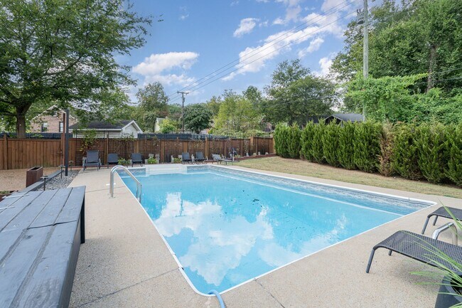 Foto del edificio - Updated and airy Brookside Home with a pool!