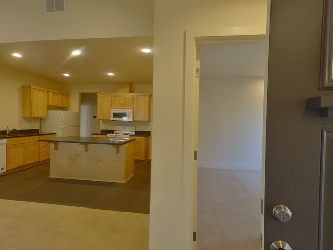 Building Photo - Beautiful 3Bed/2.5Bath Duplex Near Autzen ...